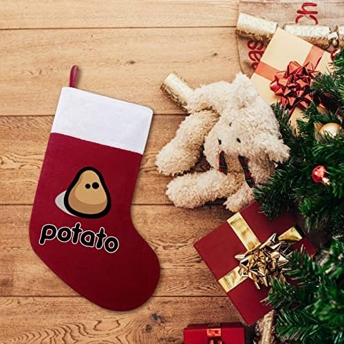 Дата компир момче Божиќни порибување чорапи со кадифен камин што виси за Божиќно дрво